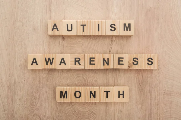 Vista dall'alto di autismo consapevolezza mese parole fatte di blocchi di legno — Foto stock