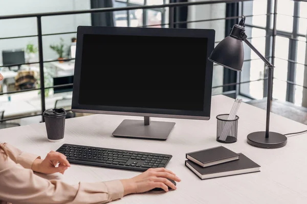 Vista ritagliata della donna che utilizza il computer sul posto di lavoro in ufficio moderno — Foto stock