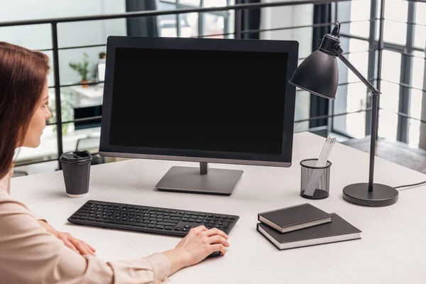 Foco seletivo da mulher usando computador no local de trabalho no escritório moderno — Fotografia de Stock