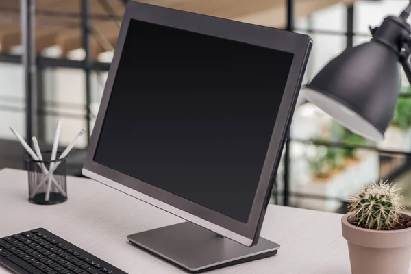 Foyer sélectif de l'ordinateur avec écran blanc au lieu de travail dans le bureau — Photo de stock