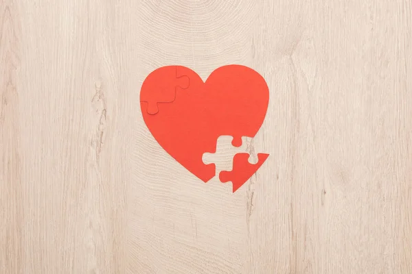 Top view of empty and bright paper heart on wooden background with copy space — Stock Photo