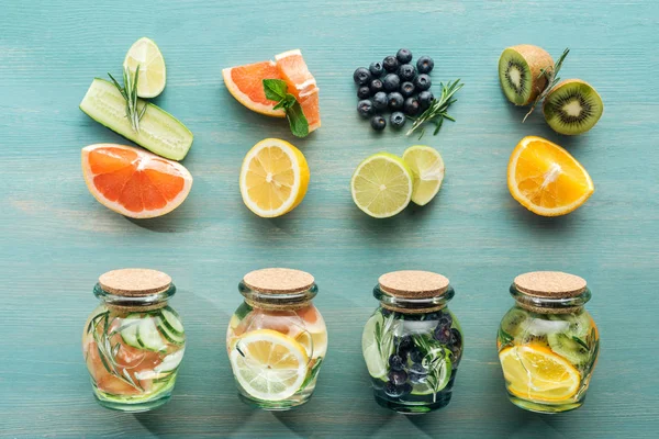 Vista dall'alto di frutta e mirtilli su superficie strutturata blu — Stock Photo