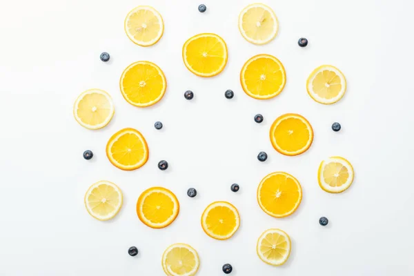 Flache Lage mit geschnittenen Früchten und Blaubeeren auf weißer Oberfläche — Stockfoto