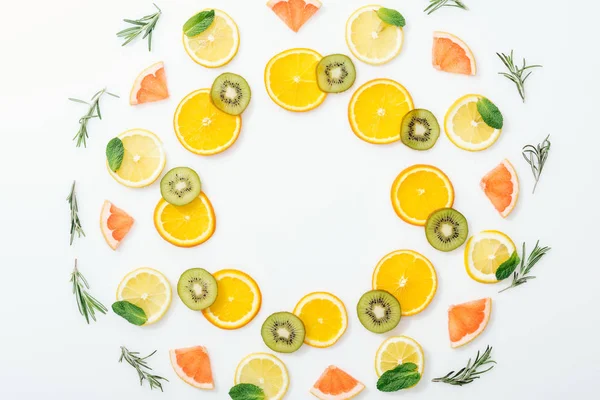 Acostado plano con frutas cortadas y romero sobre superficie blanca - foto de stock