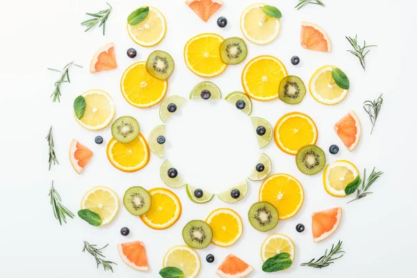 Colocação plana com frutas cortadas e mirtilos na superfície branca — Fotografia de Stock