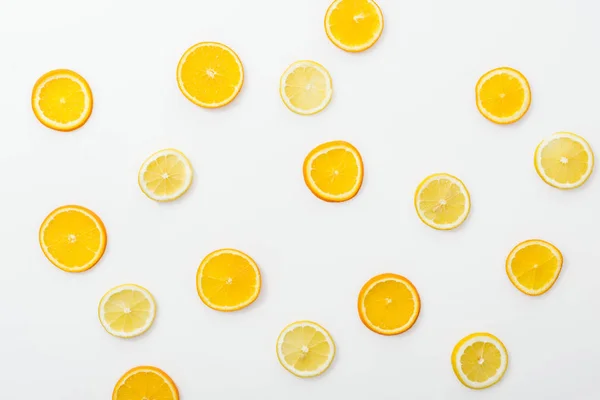 Vue de dessus des fruits coupés juteux sur la surface blanche — Photo de stock