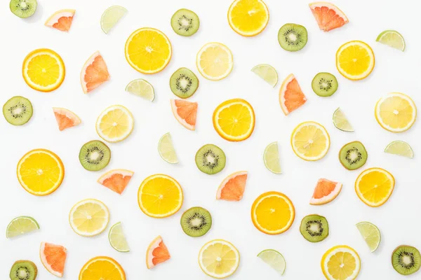 Draufsicht auf saftig geschnittene Früchte auf weißer Oberfläche — Stockfoto