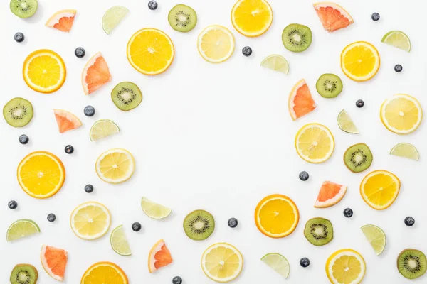 Vue de dessus des fruits coupés et des bleuets sur la surface blanche — Photo de stock