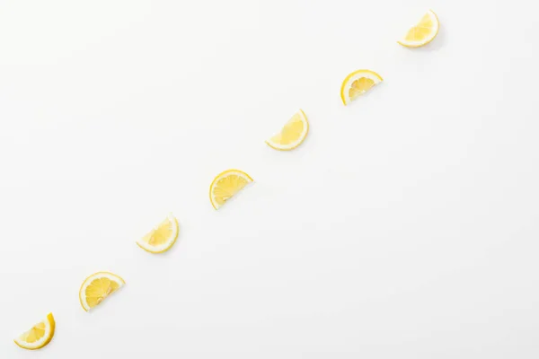 Плоский слой с сочными срезанными плодами на белой поверхности — стоковое фото