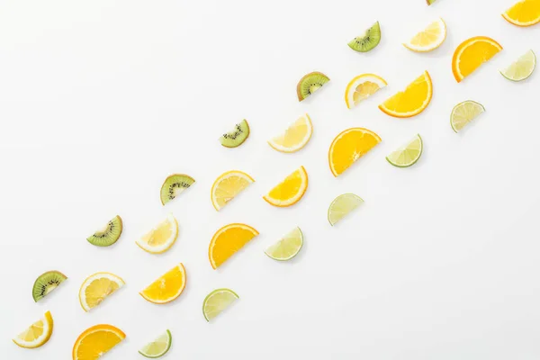 Deitado plano com suculentas frutas cortadas na superfície branca — Fotografia de Stock