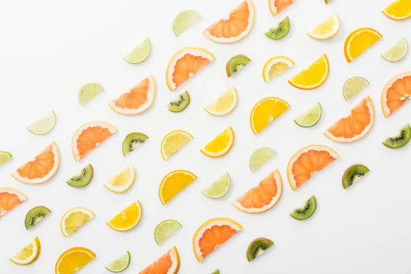 Acostado plano con jugosas frutas cortadas en la superficie blanca - foto de stock