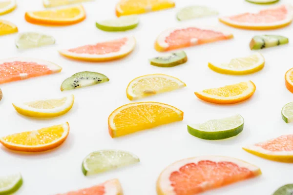 Frutas cítricas em fatias frescas suculentas na superfície branca — Fotografia de Stock