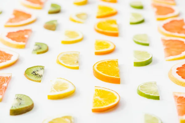 Saftige frische, in Scheiben geschnittene Zitrusfrüchte auf weißer Oberfläche — Stockfoto