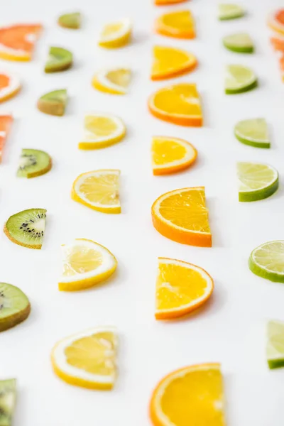 Frutas cítricas em fatias frescas suculentas na superfície branca — Fotografia de Stock