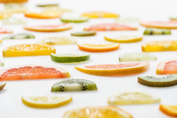 Frutas cítricas em fatias frescas suculentas na superfície branca — Fotografia de Stock