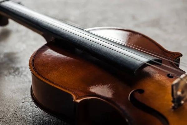 Nahaufnahme von klassischem Cello auf grauem strukturiertem Hintergrund — Stockfoto