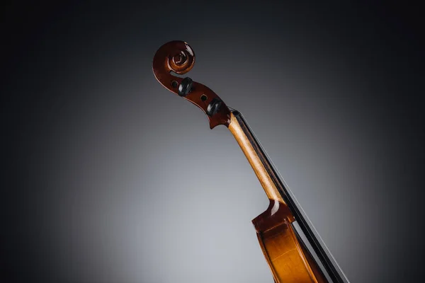 Primer plano del violonchelo clásico sobre fondo oscuro - foto de stock