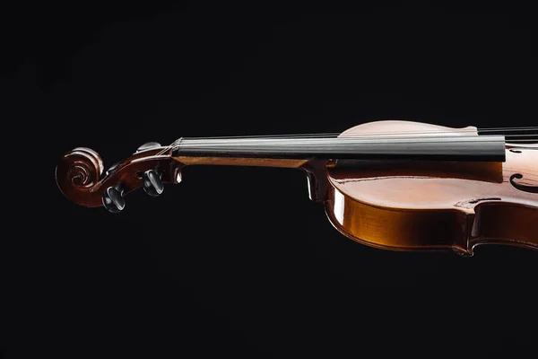 Primer plano de violonchelo clásico de madera aislado sobre negro - foto de stock