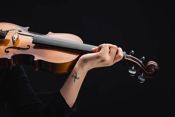 Vue recadrée de femme avec tatouage jouant violoncelle isolé sur noir — Photo de stock