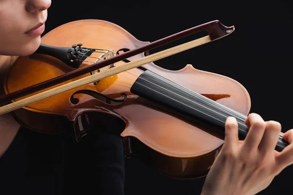 Ausgeschnittene Ansicht einer Cello spielenden Frau mit Bogen isoliert auf schwarz — Stockfoto