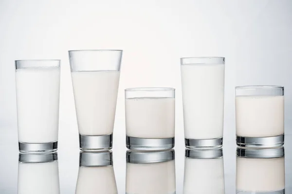 Verres avec végétalien alternatif frais bio sur fond gris avec réflexion — Photo de stock