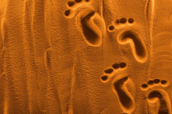 Vista dall'alto delle impronte sulla sabbia con filtro colore e spazio di copia — Foto stock