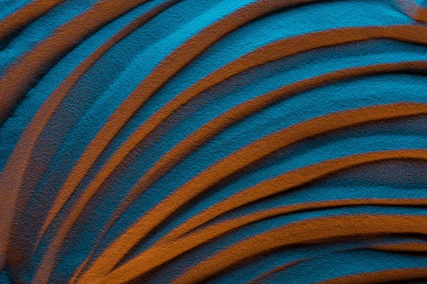Vista superior de arena texturizada con ondas y filtro de color azul - foto de stock