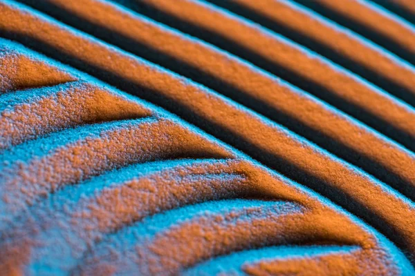 Vista de cerca del fondo de arena texturizada con líneas y filtro de color - foto de stock