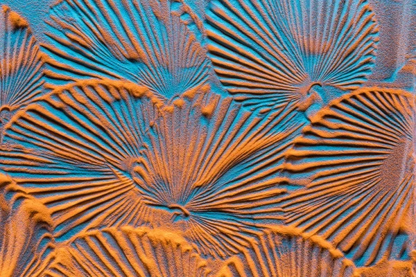 Vue de dessus de fond texturé avec des impressions de feuilles sur sable et filtre de couleur — Photo de stock