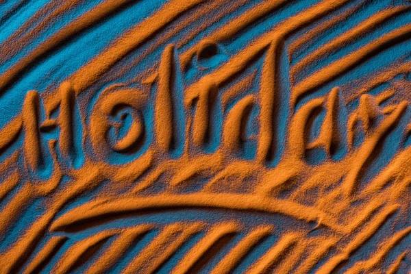 Vista superior de la palabra vacaciones escrita en arena con ondas suaves y filtro de color - foto de stock