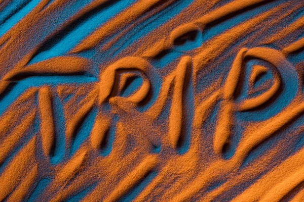 Vista superior del viaje de palabras escrito en arena con ondas suaves y filtro de color - foto de stock