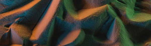 Plan panoramique de sable texturé avec des lumières orange, vertes et bleues — Photo de stock