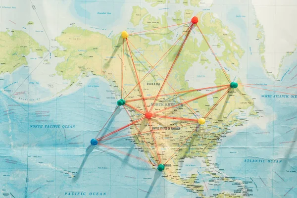 Visão superior de alfinetes e cordas no mapa do mundo — Fotografia de Stock