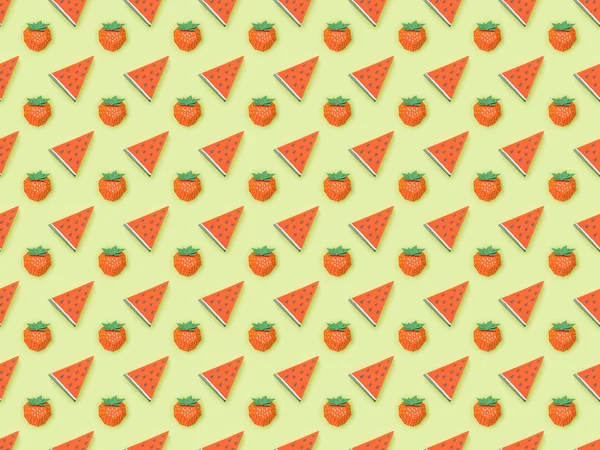 Vue du dessus du motif texturé avec des fraises en papier à la main et des tranches de pastèque isolées sur vert — Photo de stock
