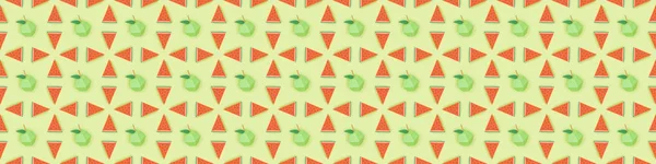 Plano panorámico de patrón sin costuras con manzanas de cartón hechas a mano y rodajas de sandía aisladas en verde - foto de stock