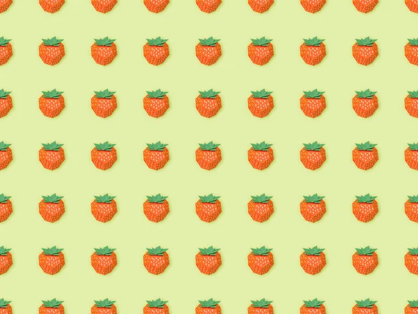 Draufsicht des Musters mit handgeschöpften Papier-Erdbeeren isoliert auf gelb — Stockfoto