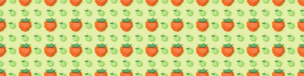 Tiro panorâmico de padrão com morangos de papel feitos à mão e maçãs isoladas em verde — Fotografia de Stock