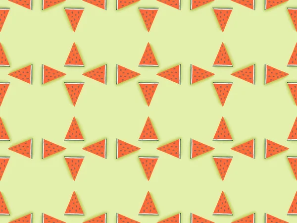 Vue du dessus du motif sans couture avec des tranches de pastèque en papier à la main isolées sur vert — Photo de stock
