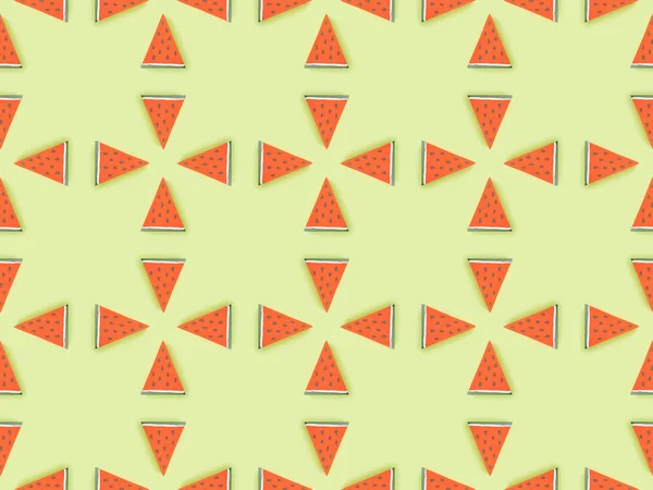 Vista superior del patrón sin costuras con rodajas de sandía de papel hechas a mano aisladas en verde - foto de stock