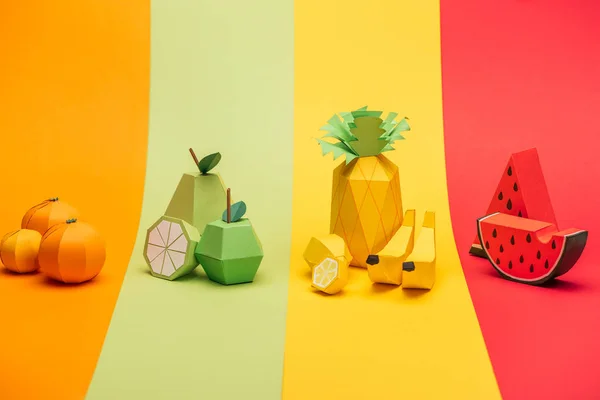 Varias frutas de papel hechas a mano en rayas de papel de colores - foto de stock