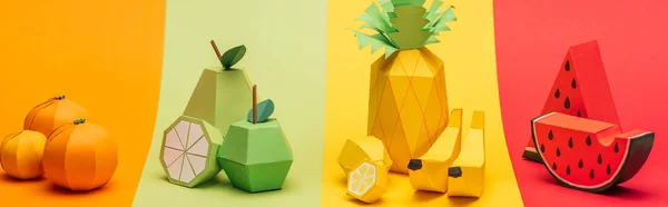 Plano panorámico de varias frutas de origami hechas a mano en rayas de papel colorido - foto de stock