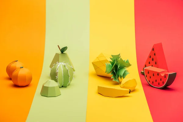 Varias frutas de papel hechas a mano en rayas de papel de colores - foto de stock