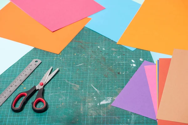 Carton coloré avec ciseaux et règle sur surface salissante — Photo de stock