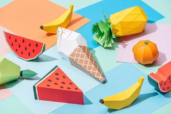 Helado de origami y frutas de cartón hechas a mano en papel multicolor - foto de stock