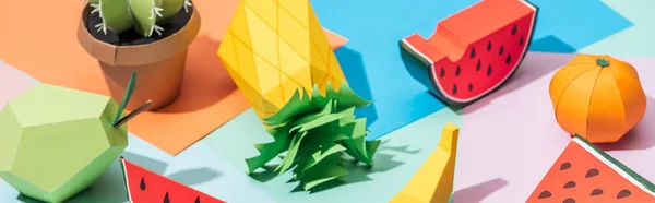 Plano panorámico de frutas de cartón hechas a mano sobre papel multicolor - foto de stock