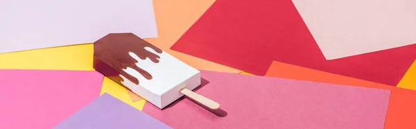 Prise de vue panoramique de crème glacée origami fait main sur papier multicolore — Photo de stock