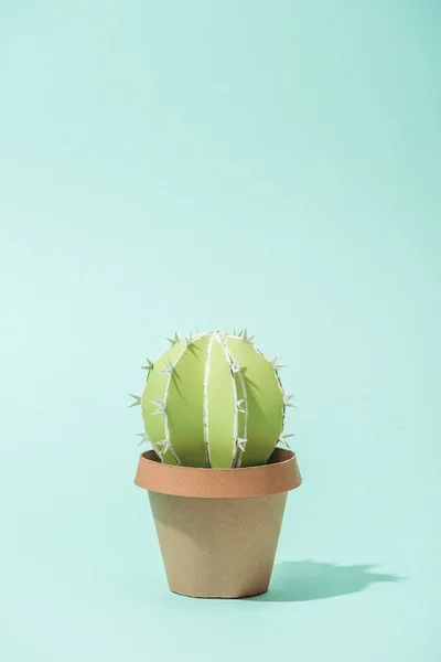 Cactus de papel verde hecho a mano en maceta sobre turquesa con espacio para copiar - foto de stock