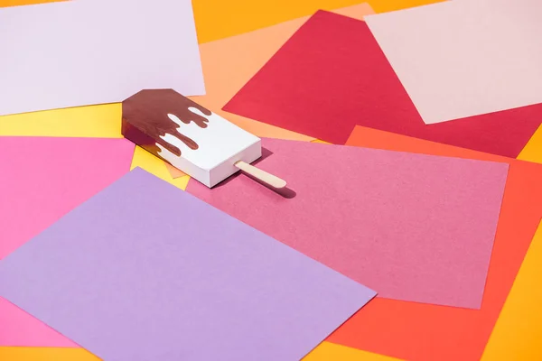 Мороженое ручной работы на разноцветной бумаге с копировальным пространством — стоковое фото
