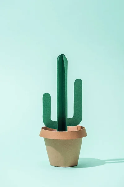 Cactus en papier vert fait à la main en pot de fleurs sur turquoise — Photo de stock