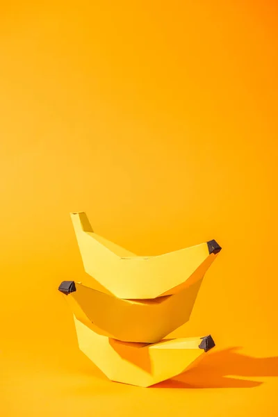 Plátanos de papel amarillo sobre naranja con espacio para copiar — Stock Photo